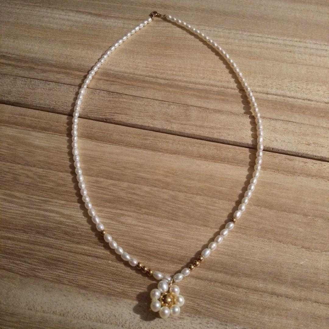 Mikimoto pearl necklace with 41.5 cm length featuring a K14 metal flower-shaped top pendant