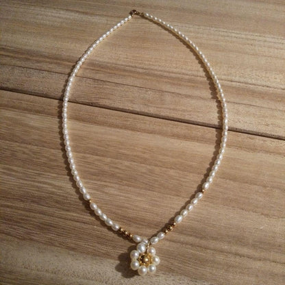 Mikimoto pearl necklace with 41.5 cm length featuring a K14 metal flower-shaped top pendant
