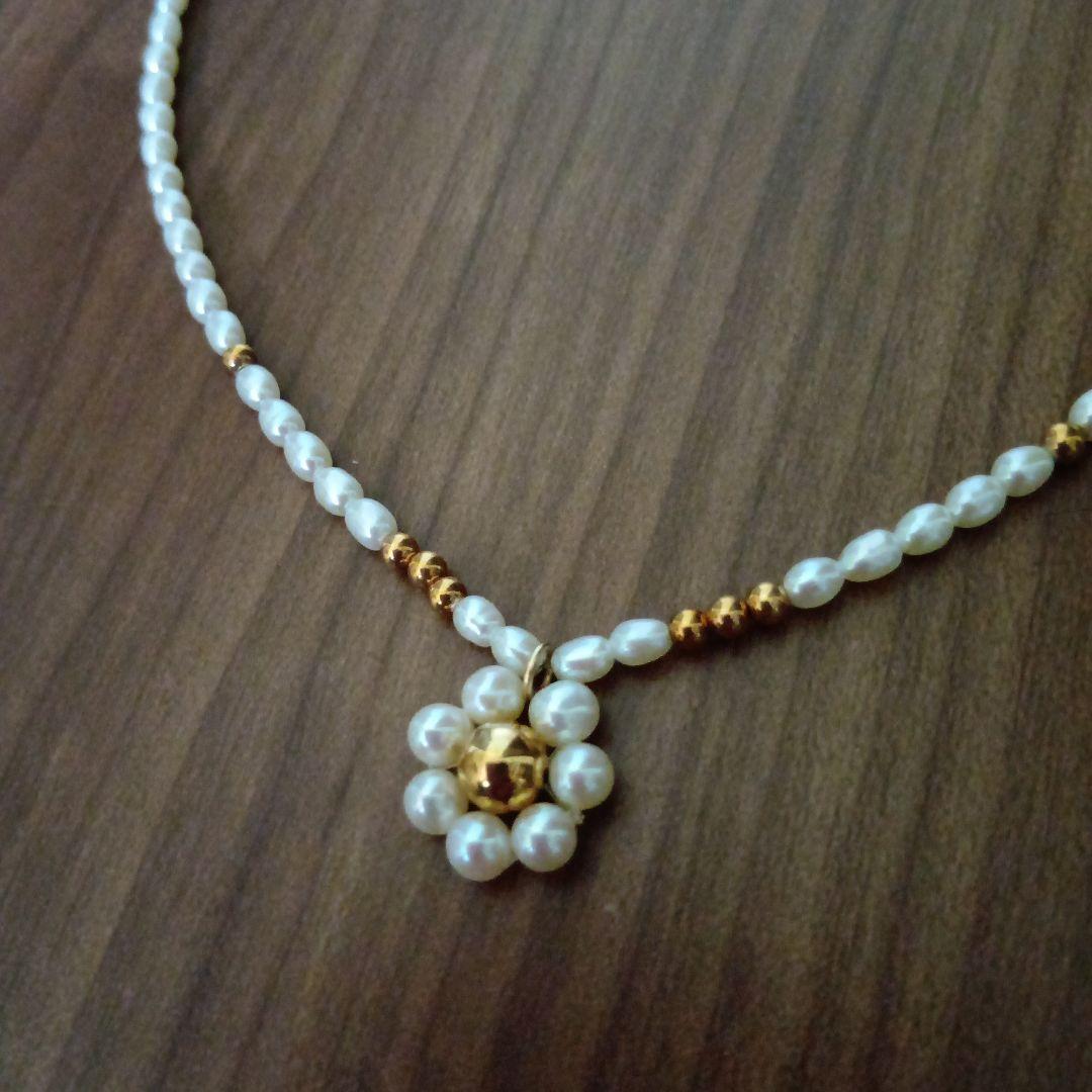 Mikimoto pearl necklace with 41.5 cm length featuring a K14 metal flower-shaped top pendant