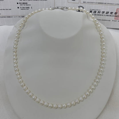 Kuro Aurora Rosé Akoya baby pearl necklace 5.5-6mm with silver clasp on a white background