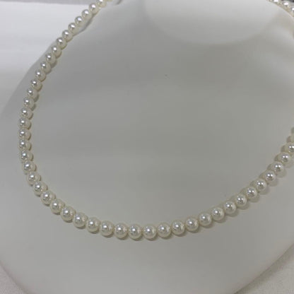 Kuro Aurora Rosé Akoya baby pearl necklace 5.5-6mm with silver clasp on a white background