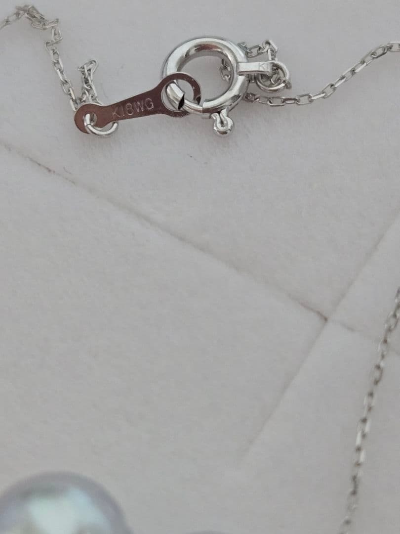 Kyocera K18 white gold necklace featuring three 7.5mm Akoya pearls on a 40cm chain with 3cm adjuster