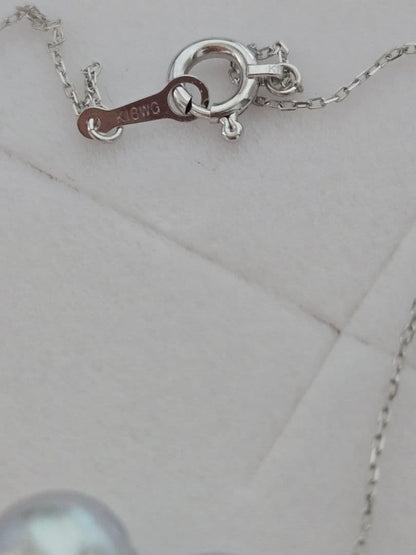 Kyocera K18 white gold necklace featuring three 7.5mm Akoya pearls on a 40cm chain with 3cm adjuster