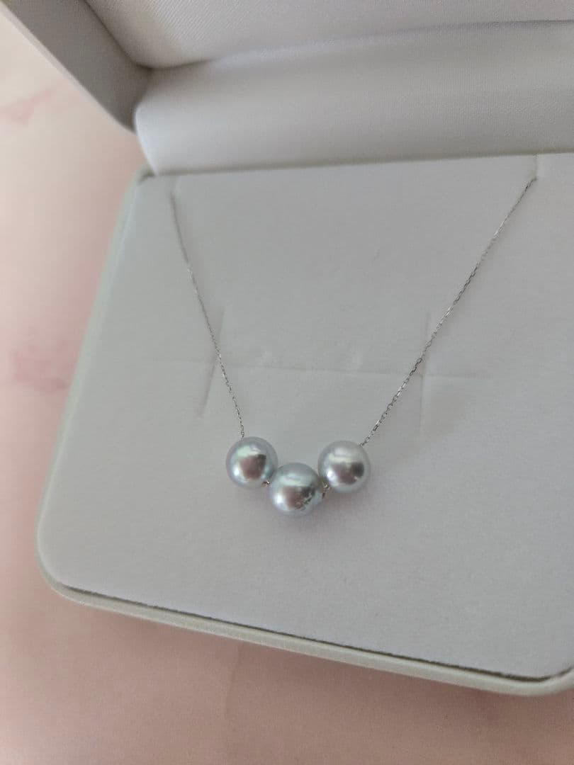 Kyocera K18 white gold necklace featuring three 7.5mm Akoya pearls on a 40cm chain with 3cm adjuster