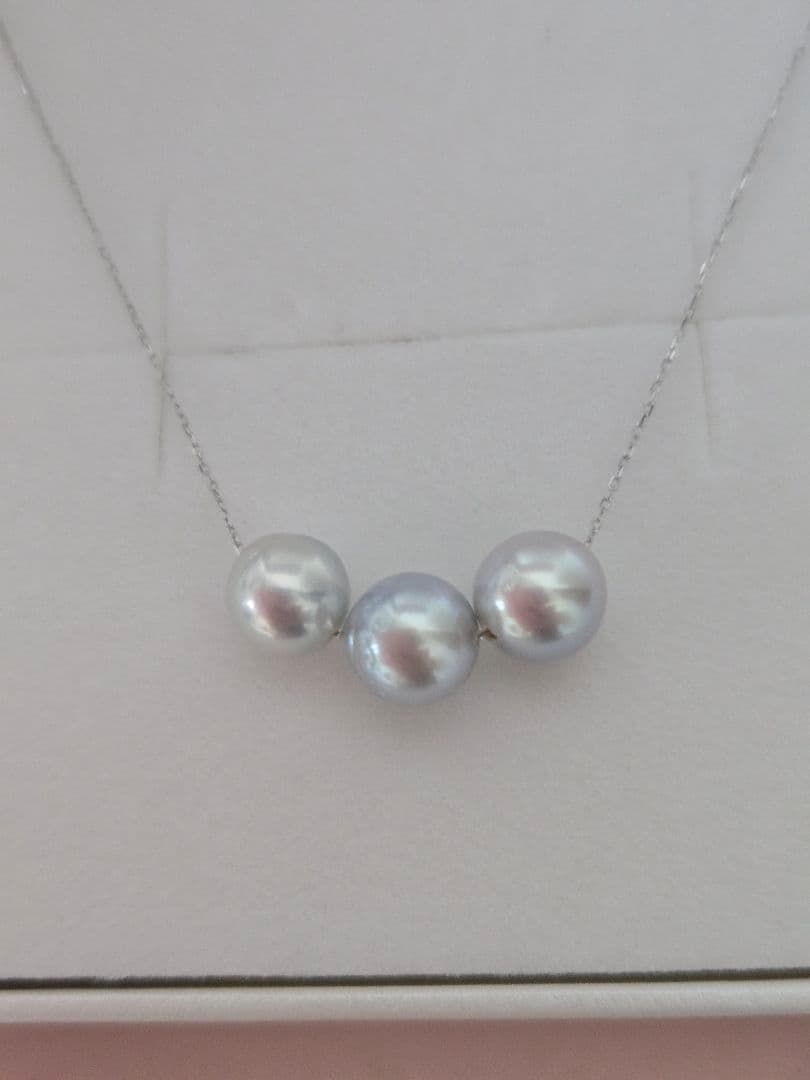 Kyocera K18 white gold necklace featuring three 7.5mm Akoya pearls on a 40cm chain with 3cm adjuster