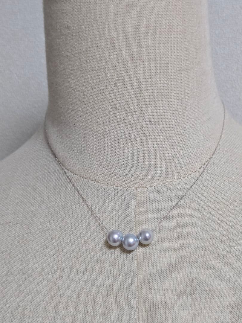 Kyocera K18 white gold necklace featuring three 7.5mm Akoya pearls on a 40cm chain with 3cm adjuster