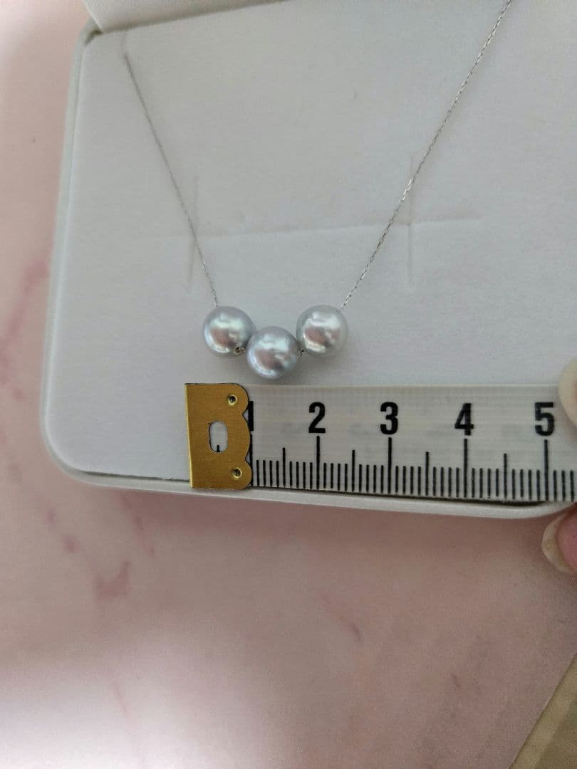 Kyocera K18 white gold necklace featuring three 7.5mm Akoya pearls on a 40cm chain with 3cm adjuster