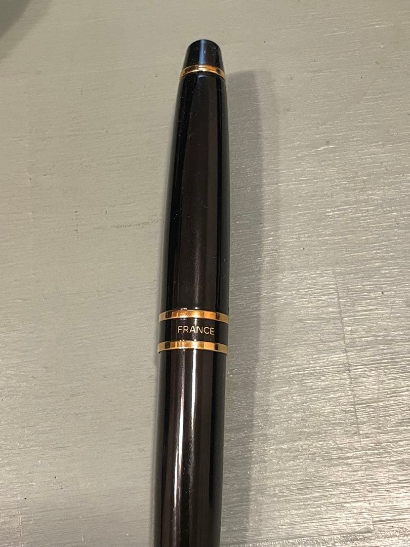 WATERMAN Expert fountain pen in black resin with gold decorative elements and engraved branding