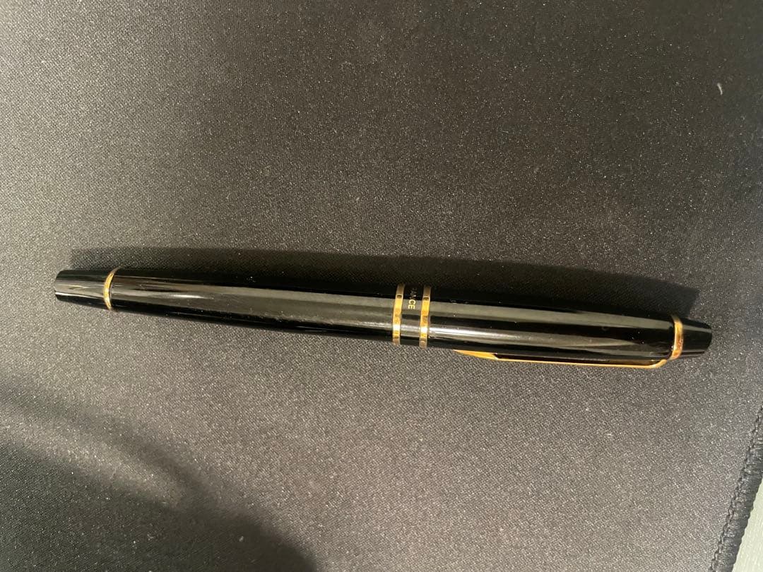 WATERMAN Expert fountain pen in black resin with gold decorative elements and engraved branding