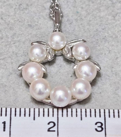 Mikimoto Lease Akoya Pearl necklace with 8 pearls on a 40cm silver chain, model 43622