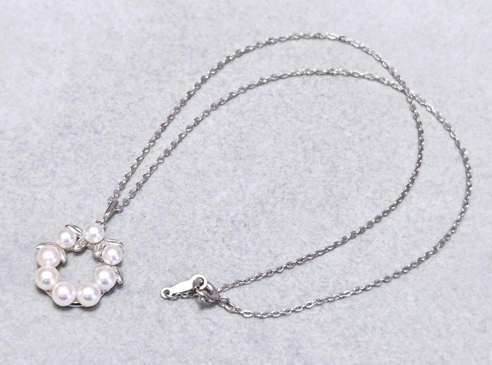 Mikimoto Lease Akoya Pearl necklace with 8 pearls on a 40cm silver chain, model 43622