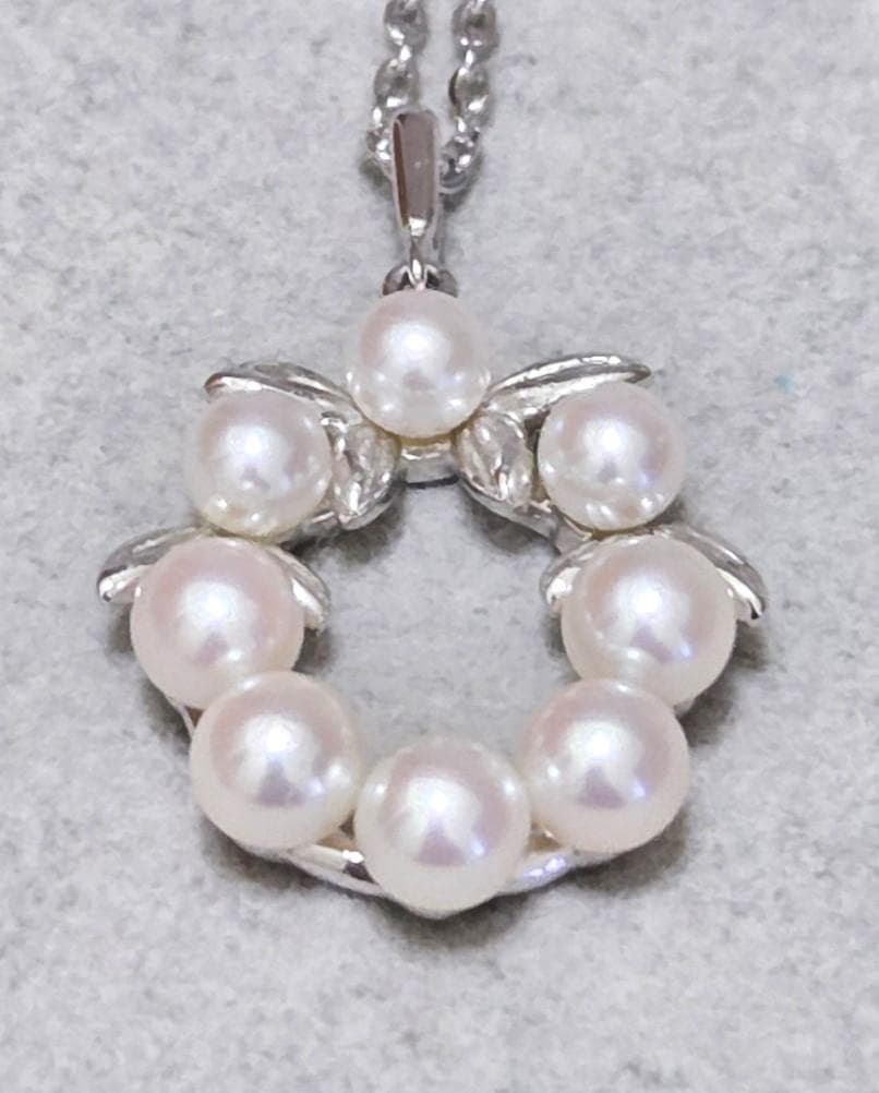 Mikimoto Lease Akoya Pearl necklace with 8 pearls on a 40cm silver chain, model 43622