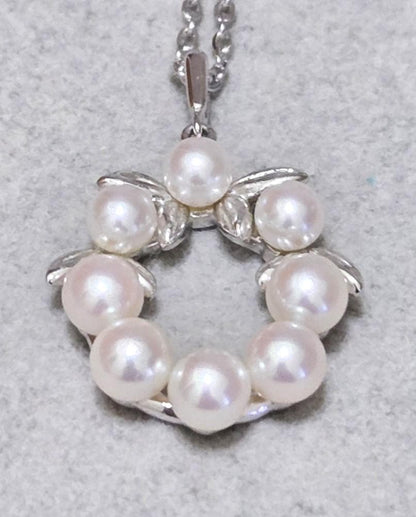 Mikimoto Lease Akoya Pearl necklace with 8 pearls on a 40cm silver chain, model 43622