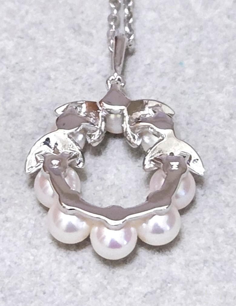 Mikimoto Lease Akoya Pearl necklace with 8 pearls on a 40cm silver chain, model 43622