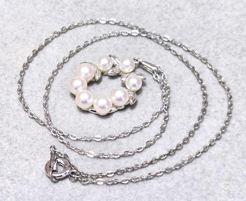 Mikimoto Lease Akoya Pearl necklace with 8 pearls on a 40cm silver chain, model 43622