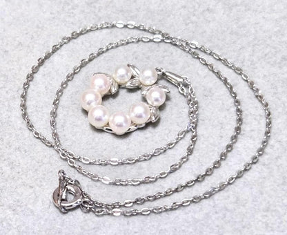 Mikimoto Lease Akoya Pearl necklace with 8 pearls on a 40cm silver chain, model 43622