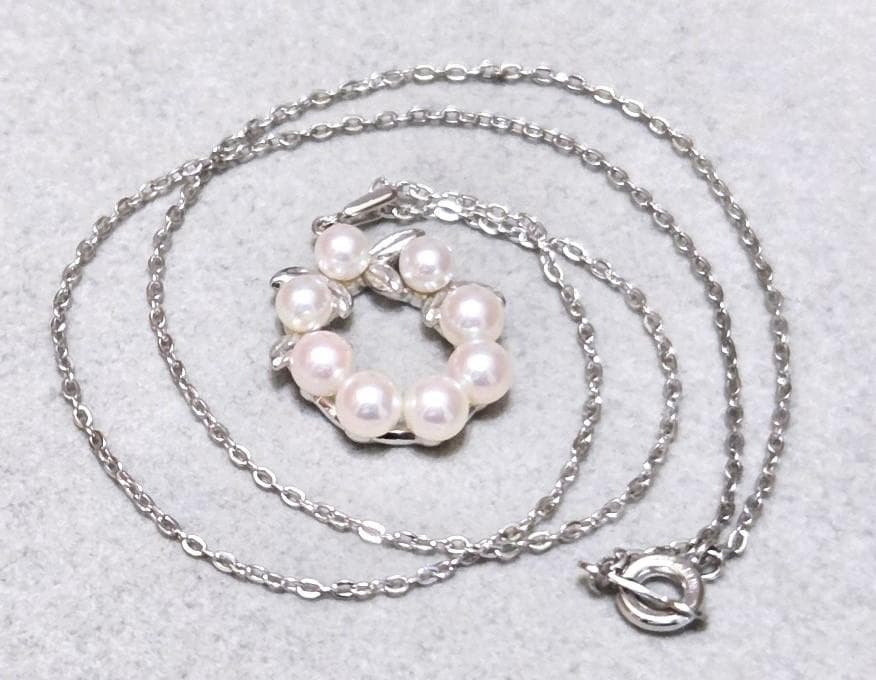 Mikimoto Lease Akoya Pearl necklace with 8 pearls on a 40cm silver chain, model 43622