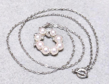 Mikimoto Lease Akoya Pearl necklace with 8 pearls on a 40cm silver chain, model 43622