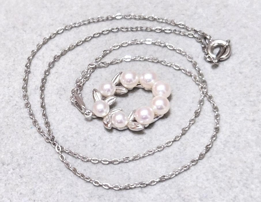 Mikimoto Lease Akoya Pearl necklace with 8 pearls on a 40cm silver chain, model 43622