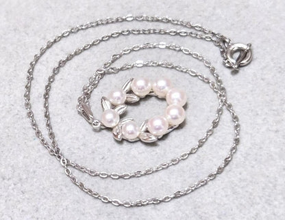 Mikimoto Lease Akoya Pearl necklace with 8 pearls on a 40cm silver chain, model 43622