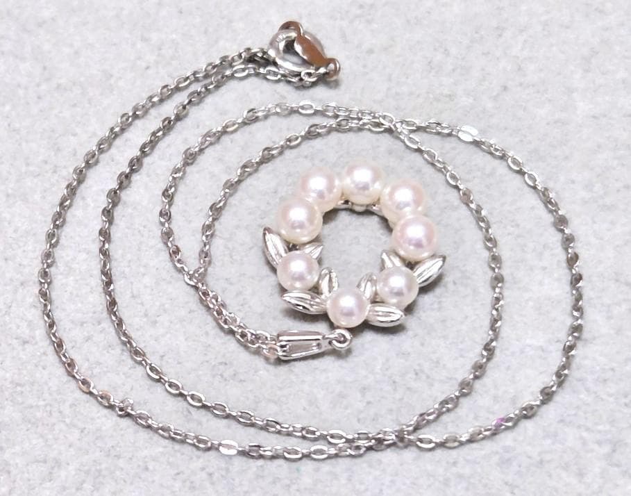 Mikimoto Lease Akoya Pearl necklace with 8 pearls on a 40cm silver chain, model 43622