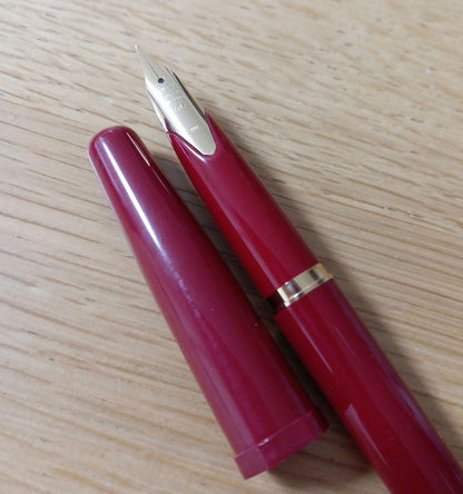 Pilot DPN-200-R-M fountain pen desk pen with medium nib in red color, new and unused