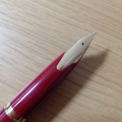 Pilot DPN-200-R-M fountain pen desk pen with medium nib in red color, new and unused