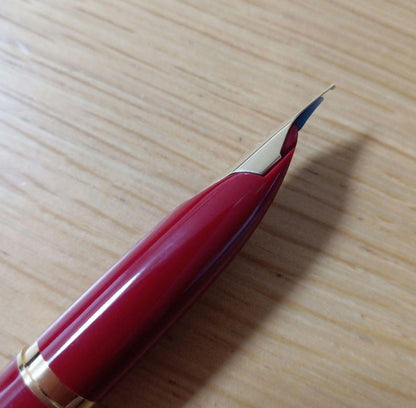 Pilot DPN-200-R-M fountain pen desk pen with medium nib in red color, new and unused