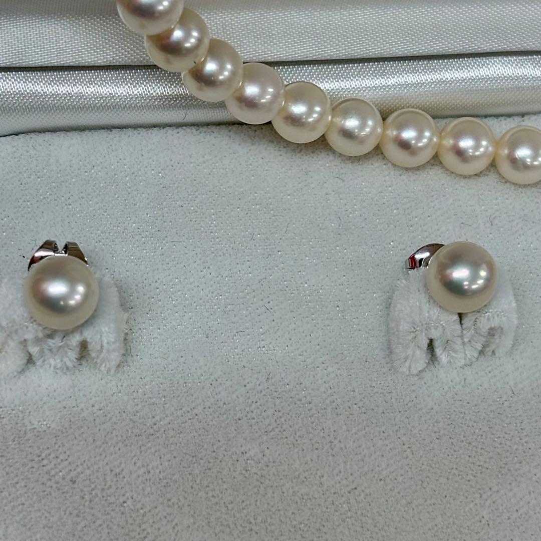 TASAKI pearl necklace and earring set with a 40 cm necklace and 2.1 g earrings displayed on white background
