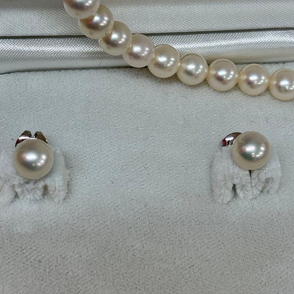 TASAKI pearl necklace and earring set with a 40 cm necklace and 2.1 g earrings displayed on white background