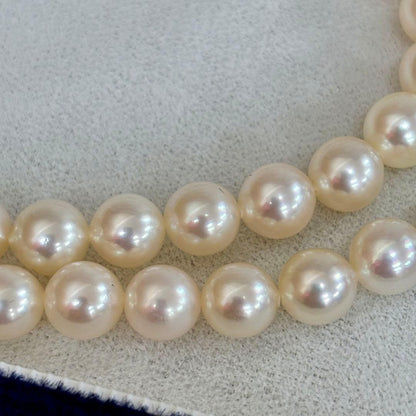TASAKI pearl necklace and earring set with a 40 cm necklace and 2.1 g earrings displayed on white background