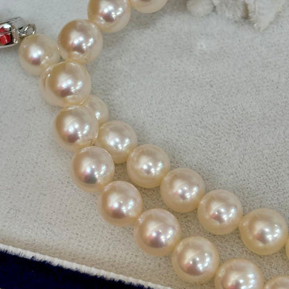 TASAKI pearl necklace and earring set with a 40 cm necklace and 2.1 g earrings displayed on white background