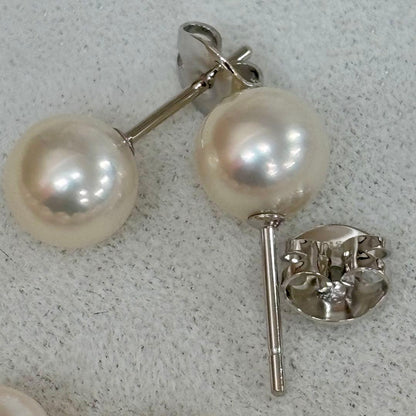 TASAKI pearl necklace and earring set with a 40 cm necklace and 2.1 g earrings displayed on white background
