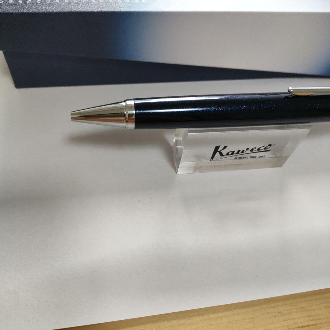 Pilot Raiz ballpoint pen with 0.7mm tip and rotary retracting mechanism in black color
