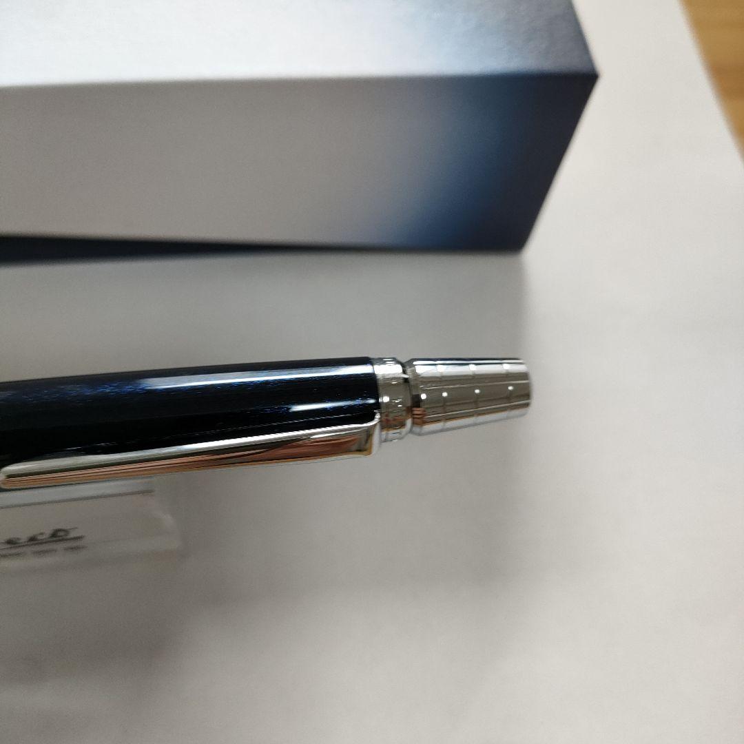Pilot Raiz ballpoint pen with 0.7mm tip and rotary retracting mechanism in black color