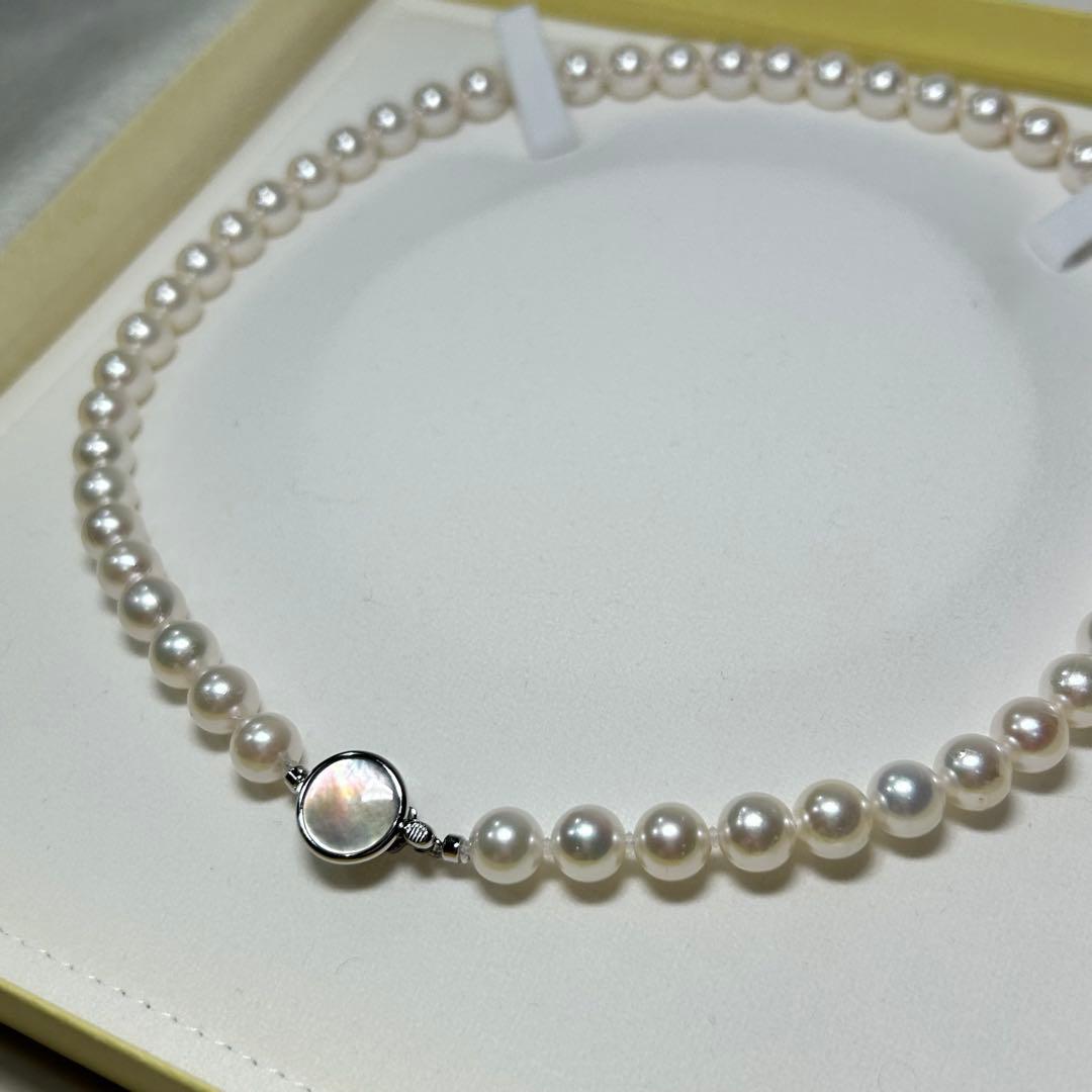 Elegant Akoya pearl necklace with 7.5-8.0 mm pearls on a 42 cm strand