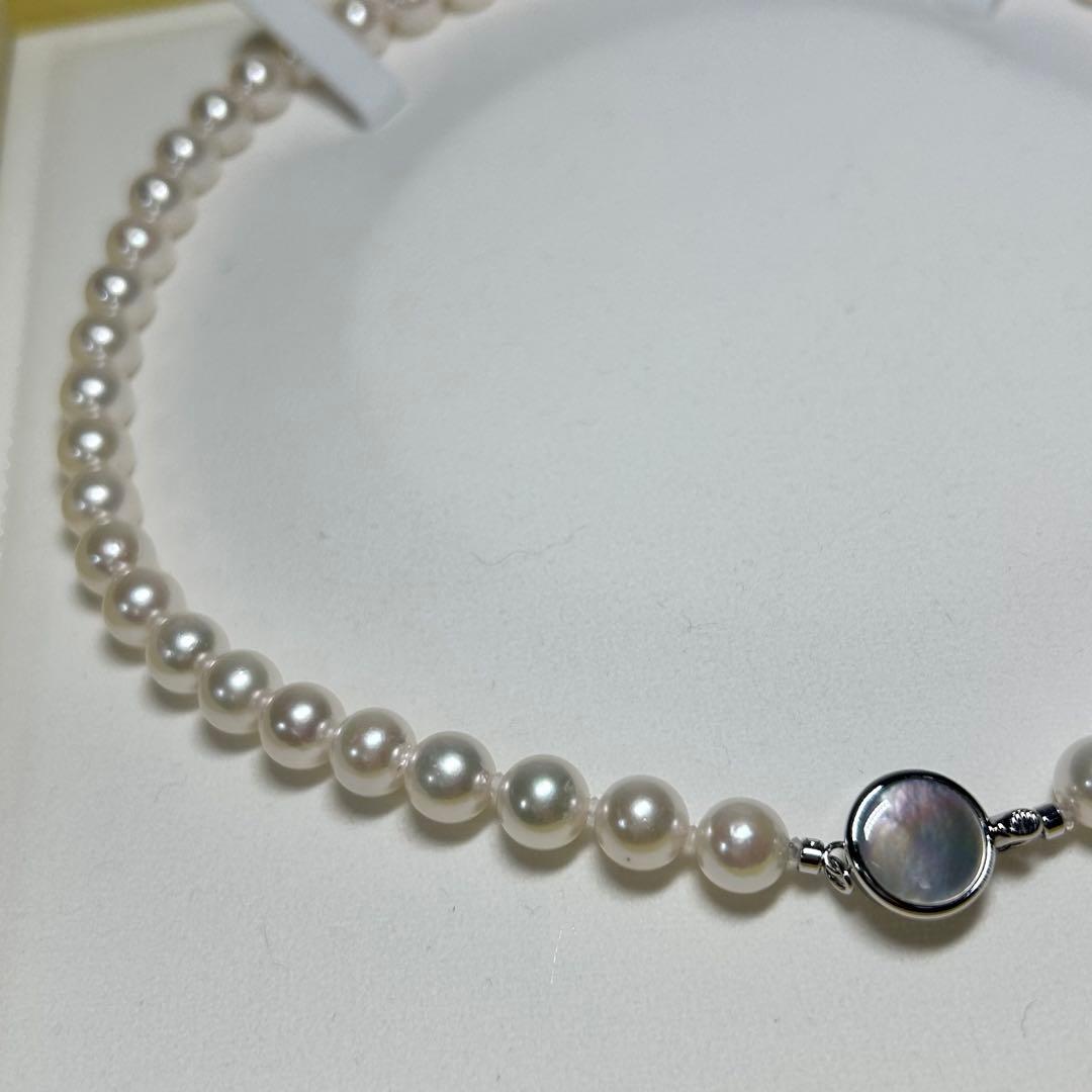 Elegant Akoya pearl necklace with 7.5-8.0 mm pearls on a 42 cm strand