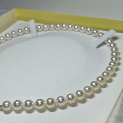 Elegant Akoya pearl necklace with 7.5-8.0 mm pearls on a 42 cm strand