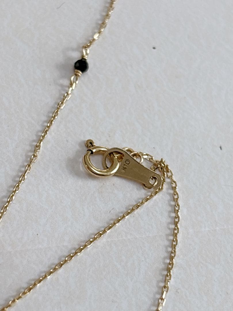 agete K10 Y-shaped necklace with a 70 cm long gold chain displayed on white background