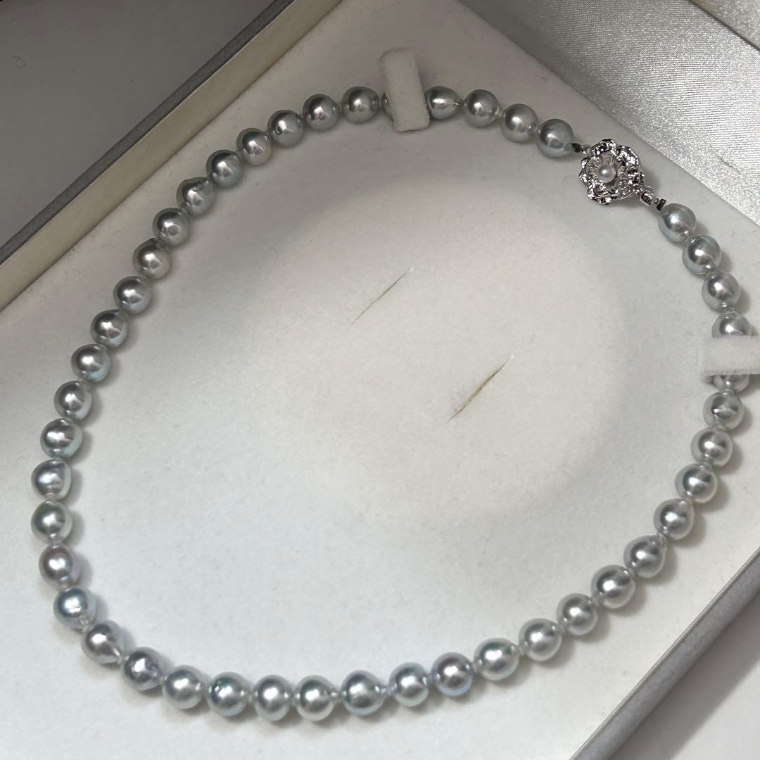 Snubbull Blue Akoya Pearl Necklace with 8.5 mm pearls, 43 cm long, weighing 37 grams, sterling silver clasp