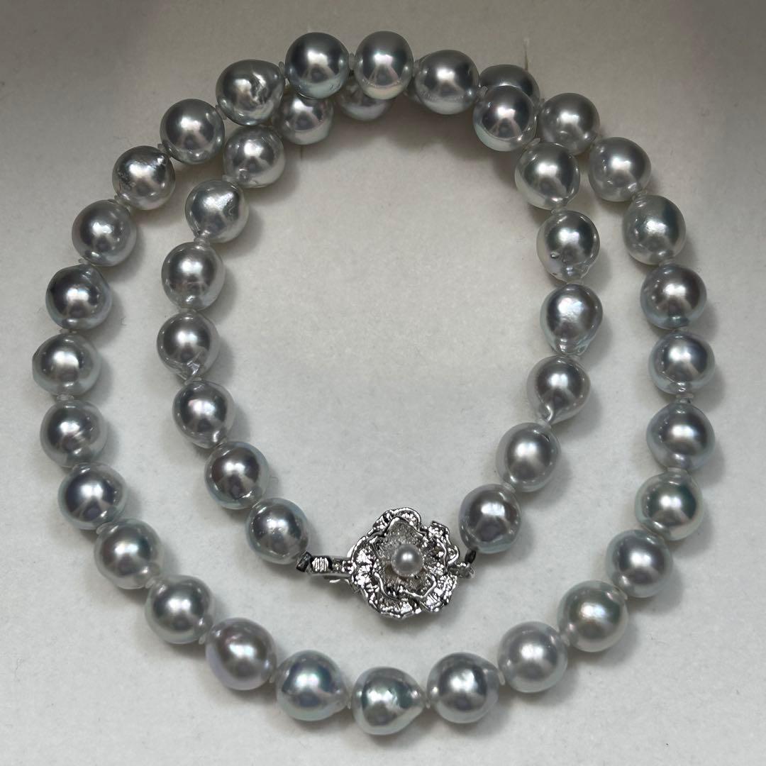Snubbull Blue Akoya Pearl Necklace with 8.5 mm pearls, 43 cm long, weighing 37 grams, sterling silver clasp