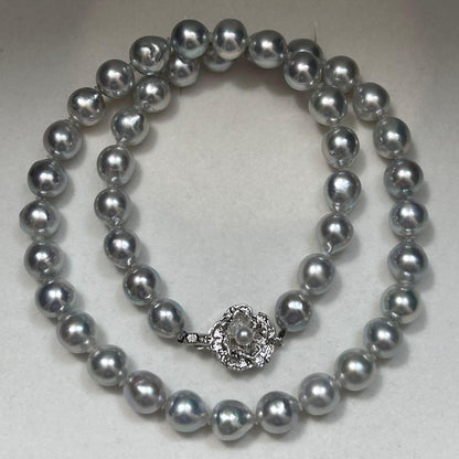Snubbull Blue Akoya Pearl Necklace with 8.5 mm pearls, 43 cm long, weighing 37 grams, sterling silver clasp
