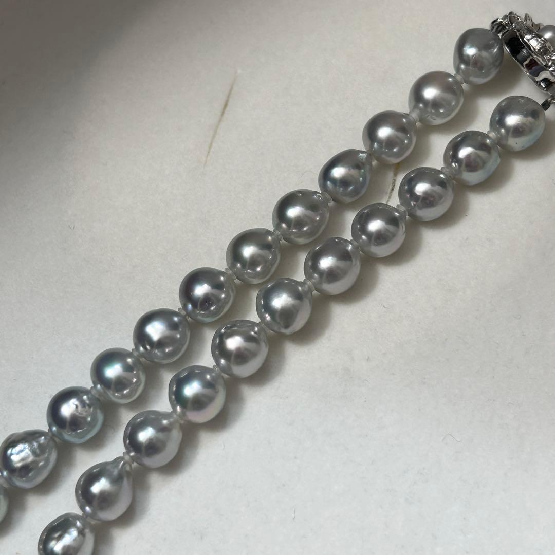 Snubbull Blue Akoya Pearl Necklace with 8.5 mm pearls, 43 cm long, weighing 37 grams, sterling silver clasp