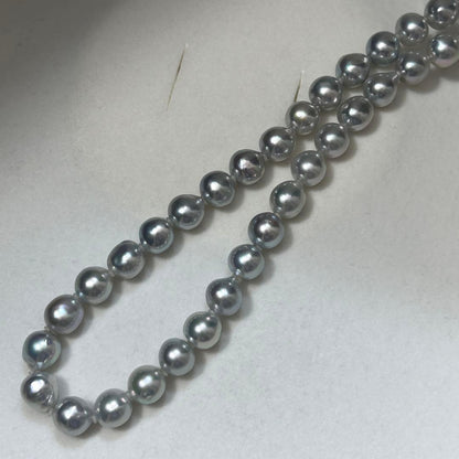 Snubbull Blue Akoya Pearl Necklace with 8.5 mm pearls, 43 cm long, weighing 37 grams, sterling silver clasp