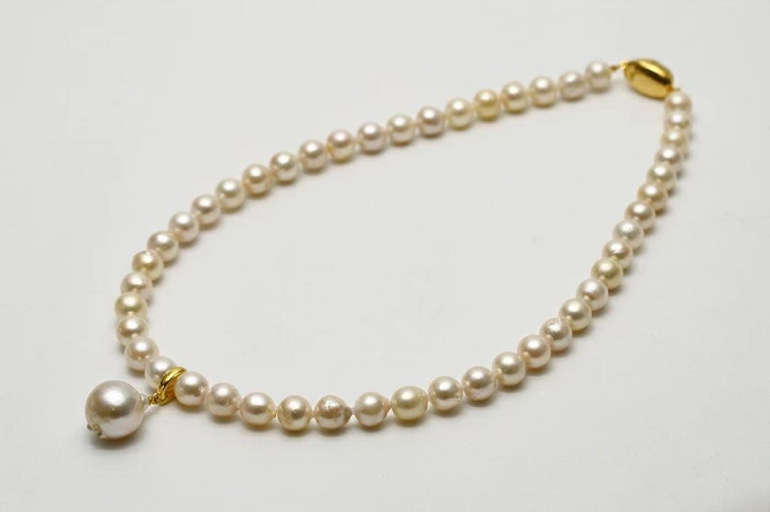 Nanyang White Peacock Akoya pearl pendant necklace featuring 13mm and 8.0-8.5mm baroque pearls with silver fittings
