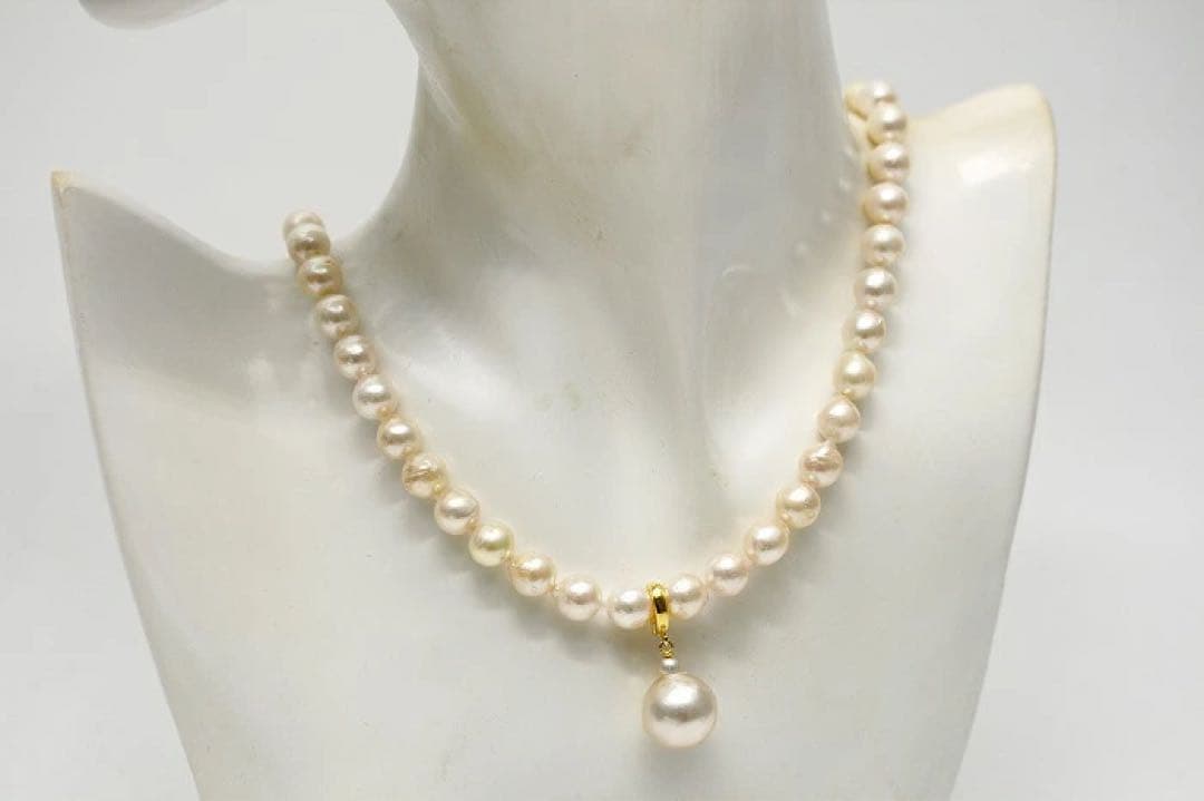 Nanyang White Peacock Akoya pearl pendant necklace featuring 13mm and 8.0-8.5mm baroque pearls with silver fittings