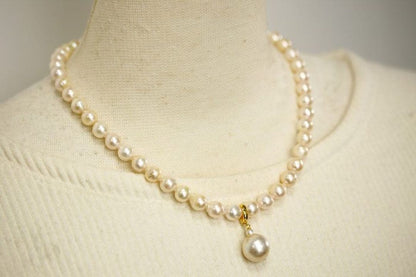 Nanyang White Peacock Akoya pearl pendant necklace featuring 13mm and 8.0-8.5mm baroque pearls with silver fittings