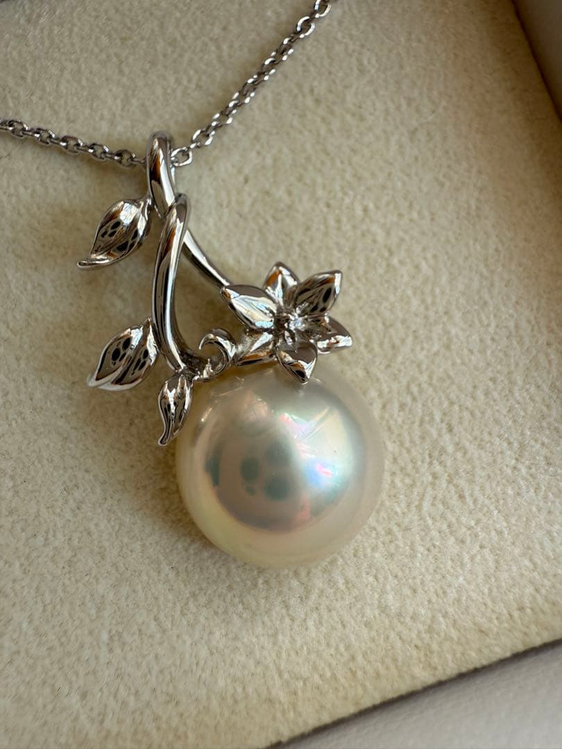 Tasaki Mabe Pearl pendant necklace with 13mm pearl and 42cm chain on white background