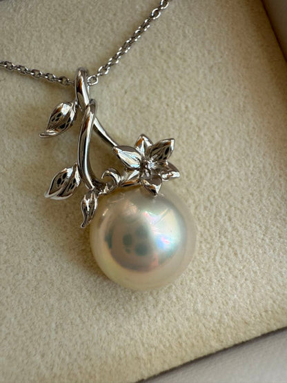 Tasaki Mabe Pearl pendant necklace with 13mm pearl and 42cm chain on white background
