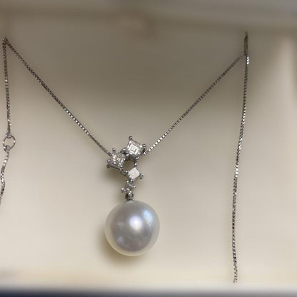Tasaki platinum necklace with 10mm large pearl and 4 square cut diamonds on 40 cm chain